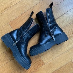 Leather boots in great condition. Size 39.